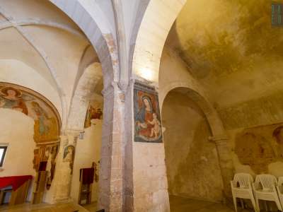 Al XV-XVI secolo risale l�unico affresco rimasto integro: quello della Madonna con Bambino su un pilastro a destra della navata centrale, proprio di fronte all�ingresso